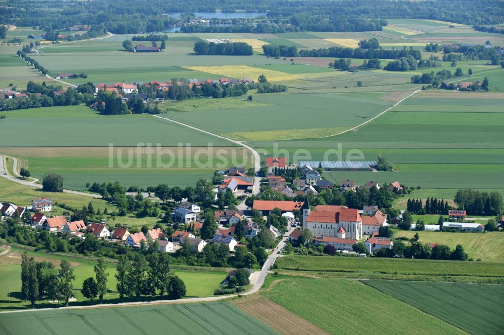 Luftbild Sossau - Dorf - Ansicht am Rande von Feldern in Sossau im Bundesland Bayern, Deutschland