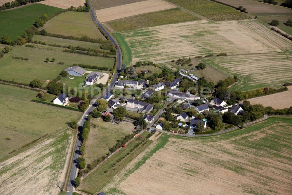 Luftbild Soulaines sur Aubance - Dorf - Ansicht am Rande von Feldern in Soulaines sur Aubance in Pays de la Loire, Frankreich