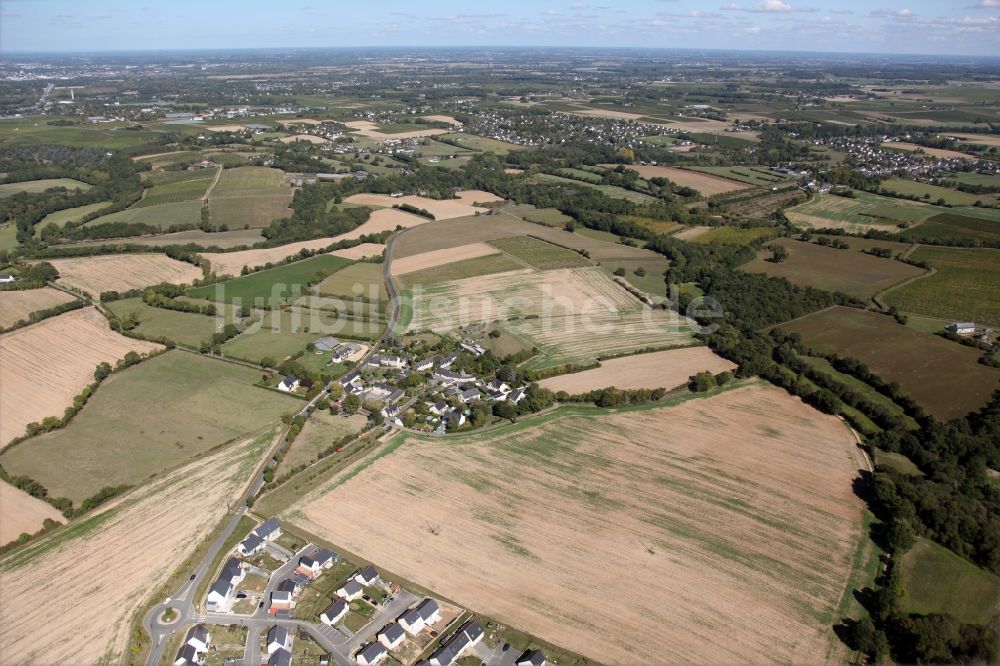 Luftaufnahme Soulaines sur Aubance - Dorf - Ansicht am Rande von Feldern in Soulaines sur Aubance in Pays de la Loire, Frankreich