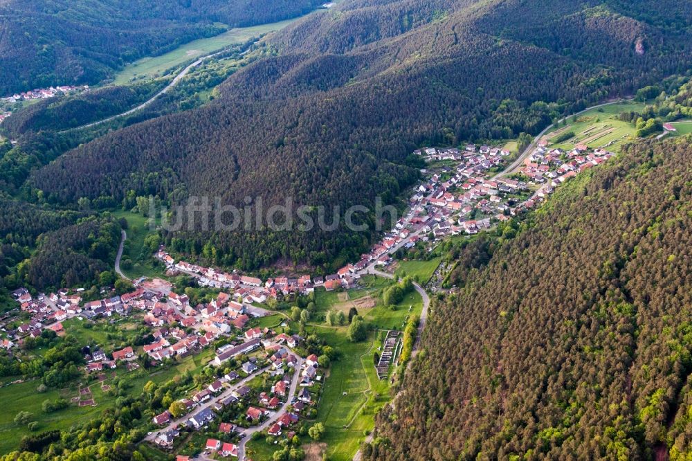 Luftaufnahme Spirkelbach - Dorf - Ansicht am Rande von Feldern in Spirkelbach im Bundesland Rheinland-Pfalz, Deutschland