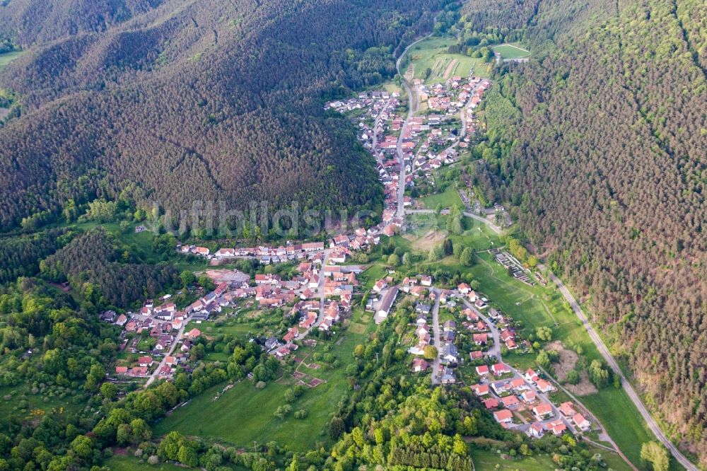 Spirkelbach von oben - Dorf - Ansicht am Rande von Feldern in Spirkelbach im Bundesland Rheinland-Pfalz, Deutschland