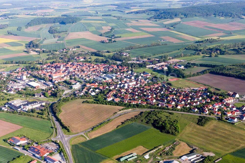 Stadtlauringen aus der Vogelperspektive: Dorf - Ansicht am Rande von Feldern in Stadtlauringen im Bundesland Bayern, Deutschland