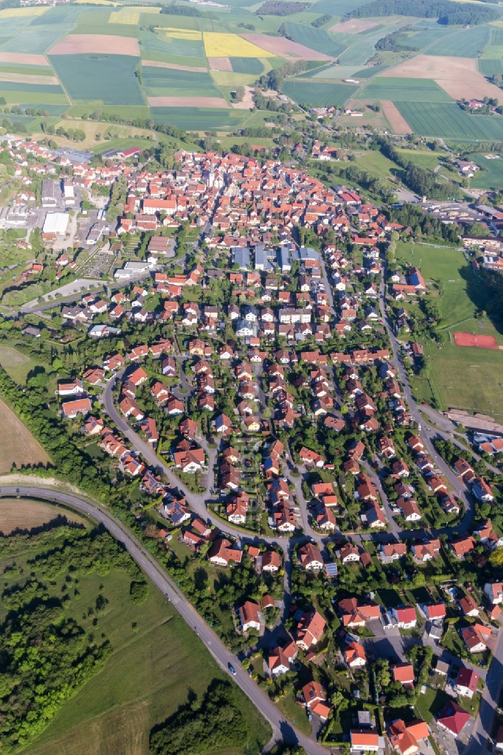 Luftaufnahme Stadtlauringen - Dorf - Ansicht am Rande von Feldern in Stadtlauringen im Bundesland Bayern, Deutschland