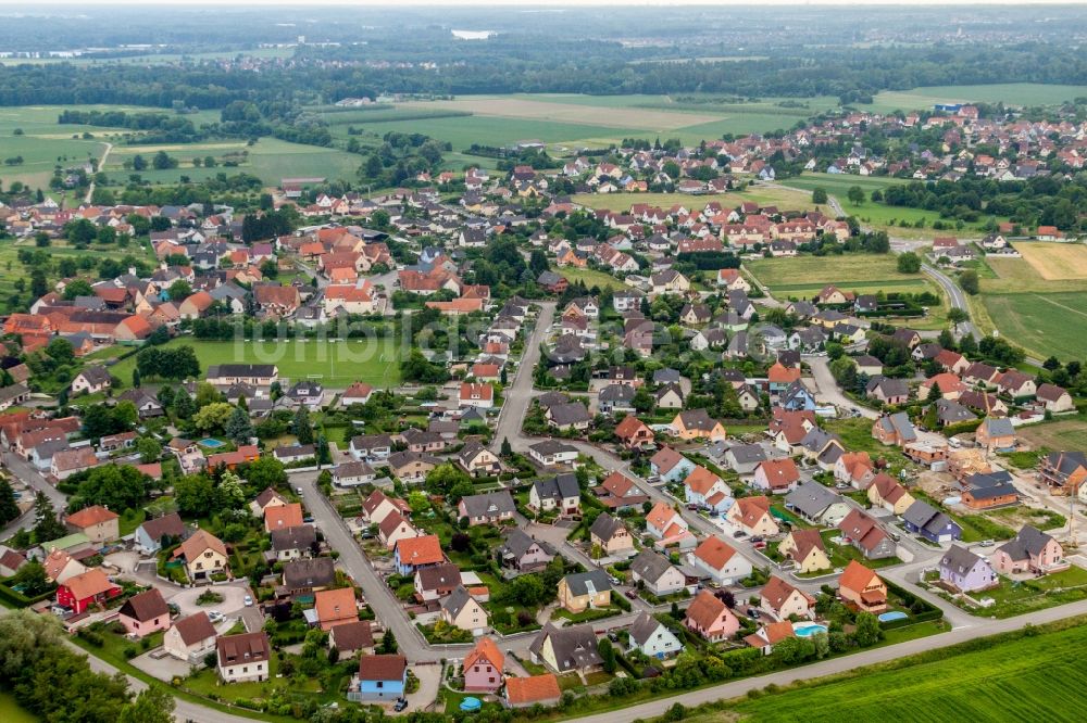 Stattmatten von oben - Dorf - Ansicht am Rande von Feldern in Stattmatten in Grand Est, Frankreich