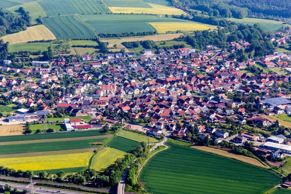 Luftaufnahme Stettfeld - Dorf - Ansicht am Rande von Feldern in Stettfeld im Bundesland Bayern, Deutschland