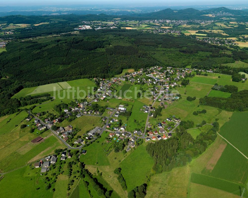 Stockhausen von oben - Dorf - Ansicht am Rande von Feldern in Stockhausen im Bundesland Rheinland-Pfalz, Deutschland