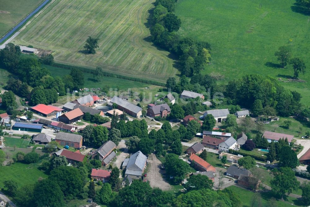 Stresendorf aus der Vogelperspektive: Dorf - Ansicht am Rande von Feldern in Stresendorf im Bundesland Mecklenburg-Vorpommern, Deutschland