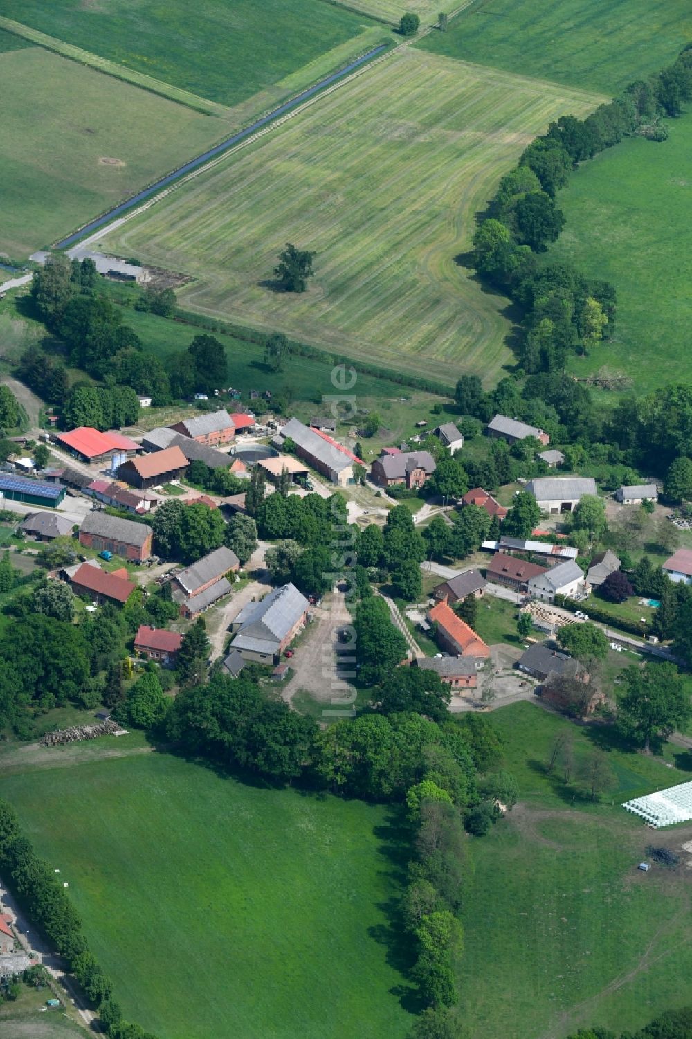 Stresendorf aus der Vogelperspektive: Dorf - Ansicht am Rande von Feldern in Stresendorf im Bundesland Mecklenburg-Vorpommern, Deutschland