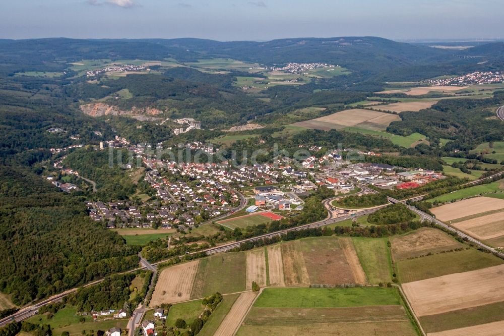 Stromberg aus der Vogelperspektive: Dorf - Ansicht am Rande von Feldern in Stromberg im Bundesland Rheinland-Pfalz, Deutschland