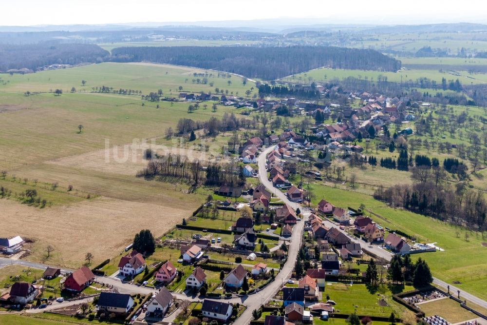 Struth aus der Vogelperspektive: Dorf - Ansicht am Rande von Feldern in Struth in Grand Est, Frankreich