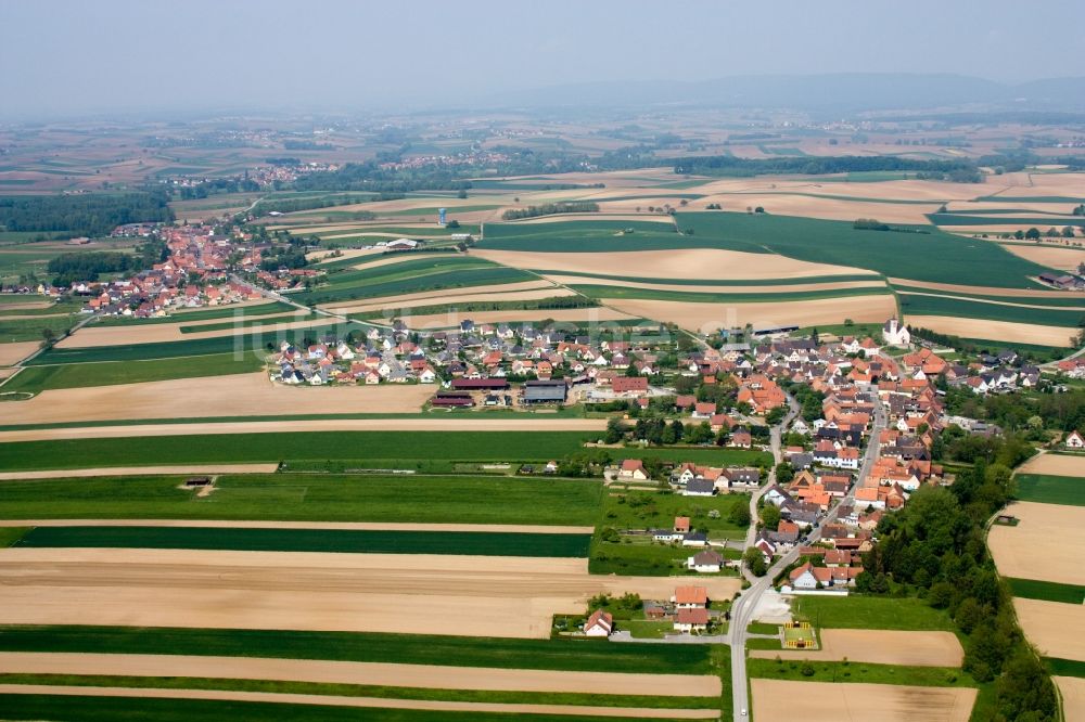 Luftaufnahme Stundwiller - Dorf - Ansicht am Rande von Feldern in Stundwiller in Grand Est, Frankreich