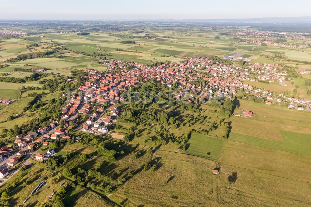 Surbourg von oben - Dorf - Ansicht am Rande von Feldern in Surbourg in Grand Est, Frankreich