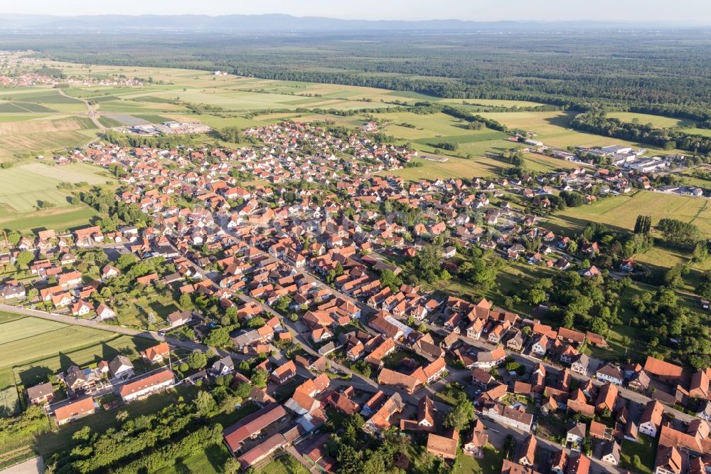 Luftaufnahme Surbourg - Dorf - Ansicht am Rande von Feldern in Surbourg in Grand Est, Frankreich