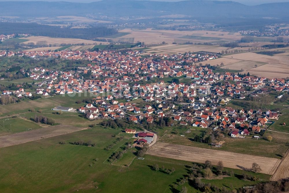 Surbourg von oben - Dorf - Ansicht am Rande von Feldern in Surbourg in Grand Est, Frankreich