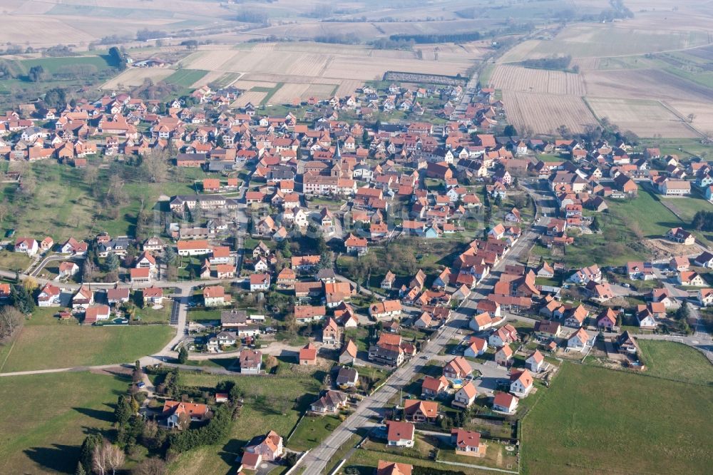 Surbourg aus der Vogelperspektive: Dorf - Ansicht am Rande von Feldern in Surbourg in Grand Est, Frankreich