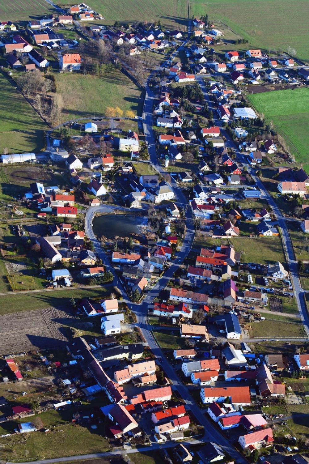 Luftaufnahme Tauscha - Dorf - Ansicht am Rande von Feldern in Tauscha im Bundesland Sachsen, Deutschland