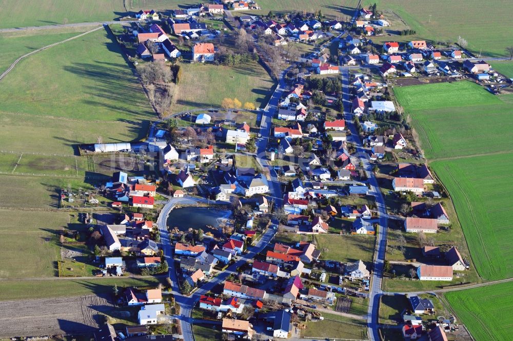 Tauscha von oben - Dorf - Ansicht am Rande von Feldern in Tauscha im Bundesland Sachsen, Deutschland