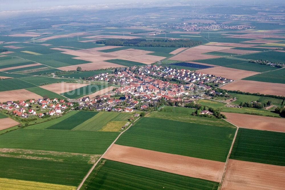 Luftaufnahme Theilheim - Dorf - Ansicht am Rande von Feldern in Theilheim im Bundesland Bayern, Deutschland