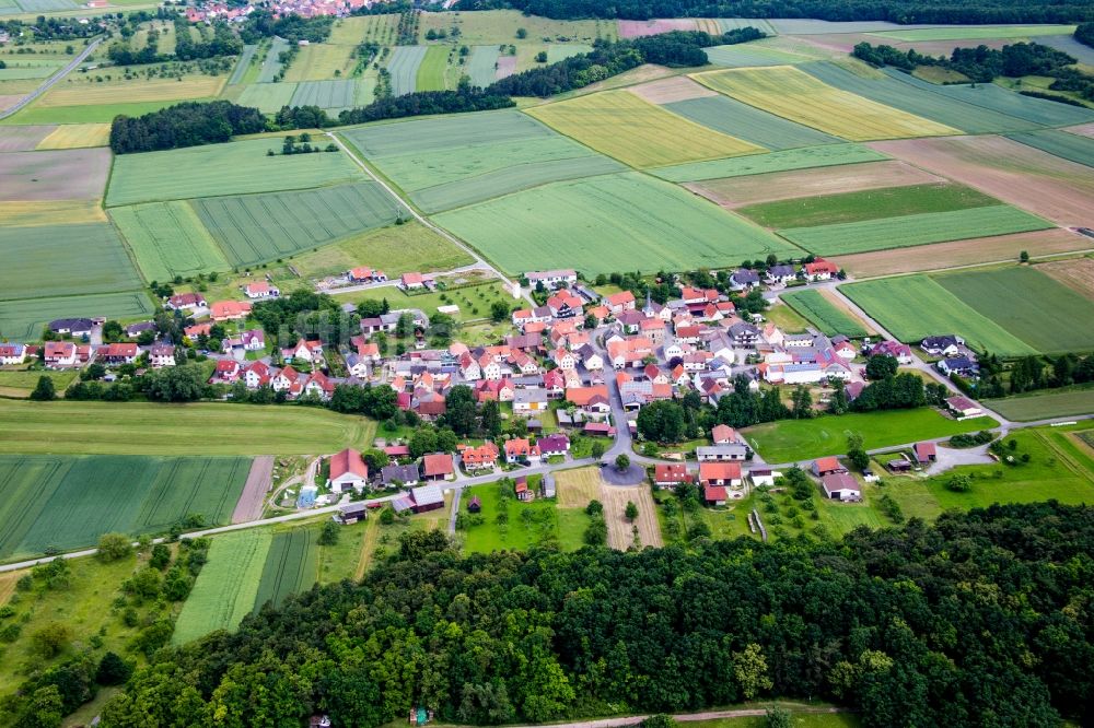 Theinfeld aus der Vogelperspektive: Dorf - Ansicht am Rande von Feldern in Theinfeld im Bundesland Bayern, Deutschland