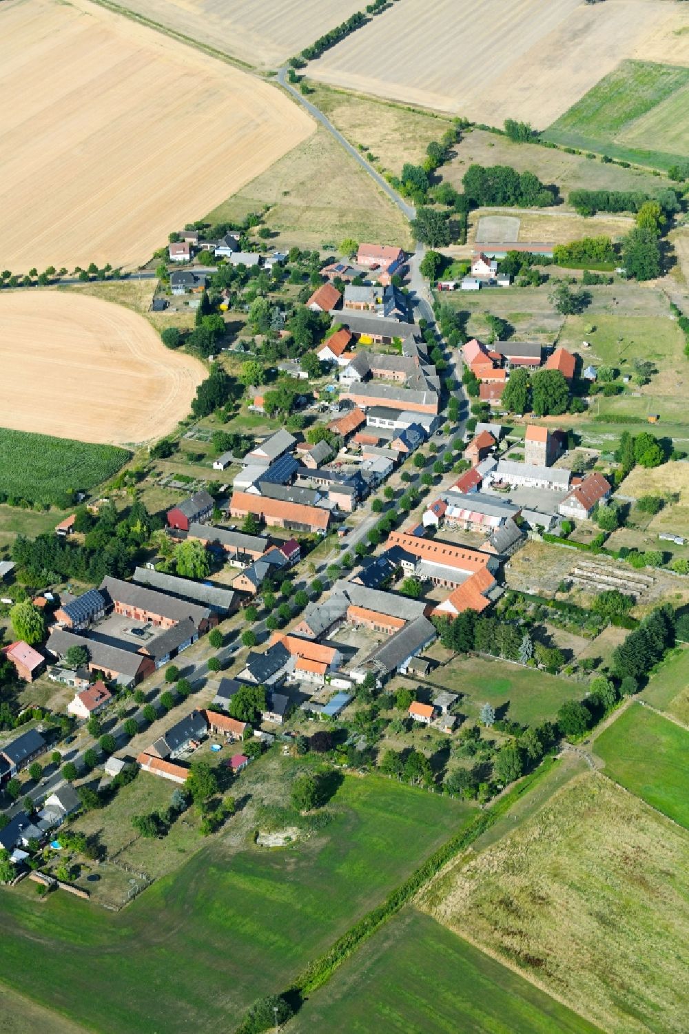 Thielbeer von oben - Dorf - Ansicht am Rande von Feldern in Thielbeer im Bundesland Sachsen-Anhalt, Deutschland