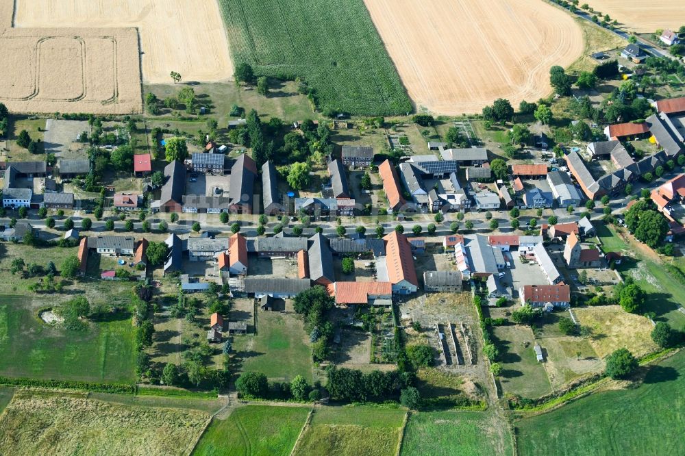 Thielbeer aus der Vogelperspektive: Dorf - Ansicht am Rande von Feldern in Thielbeer im Bundesland Sachsen-Anhalt, Deutschland