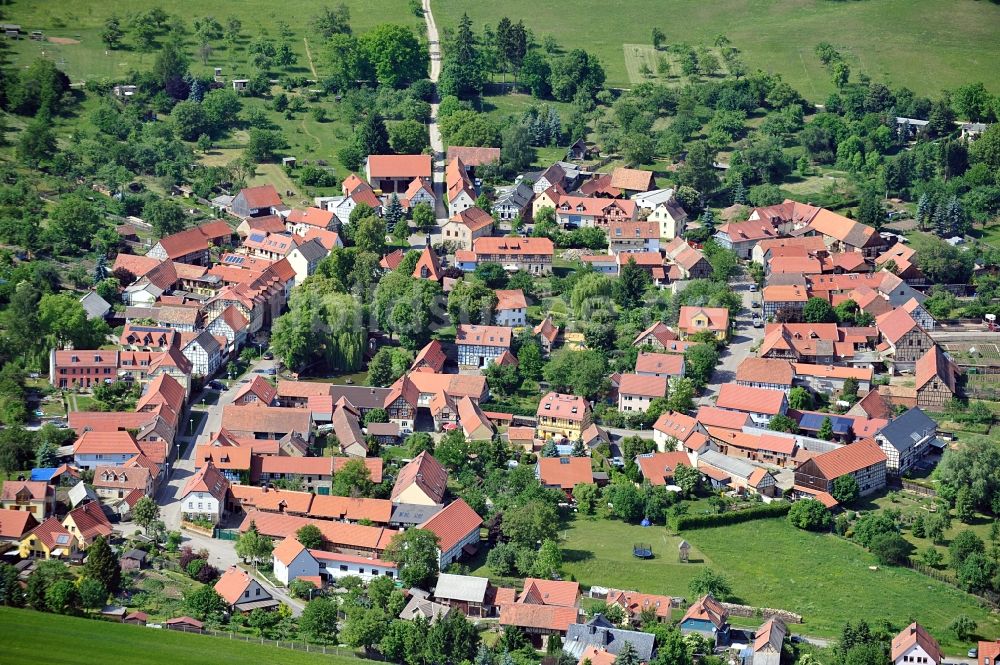 Tiefengruben von oben - Dorf - Ansicht am Rande von Feldern in Tiefengruben im Bundesland Thüringen, Deutschland