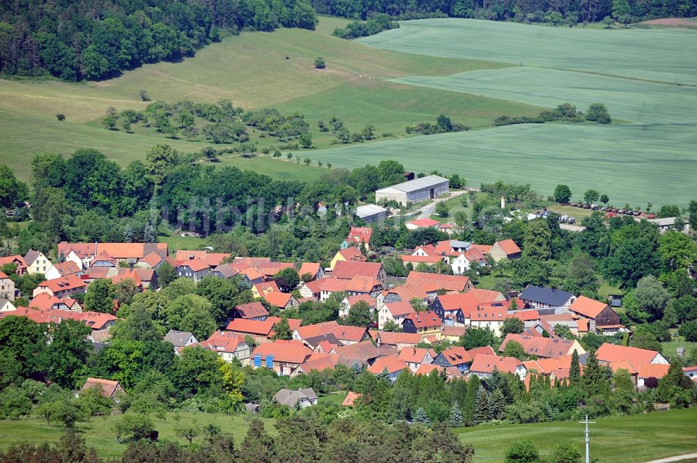 Tiefengruben aus der Vogelperspektive: Dorf - Ansicht am Rande von Feldern in Tiefengruben im Bundesland Thüringen, Deutschland