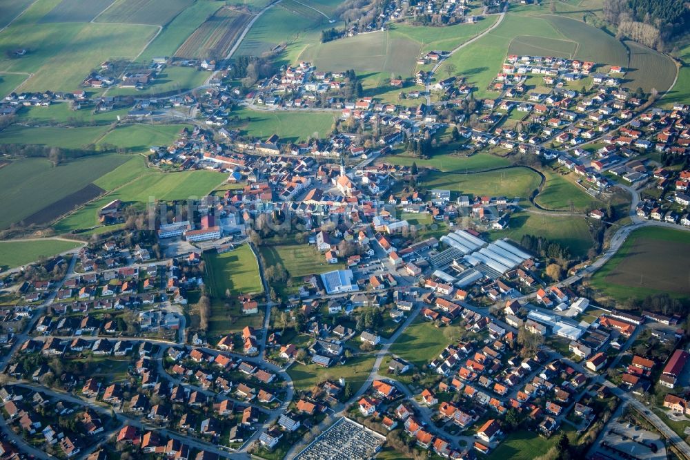 Triftern von oben - Dorf - Ansicht am Rande von Feldern in Triftern im Bundesland Bayern, Deutschland