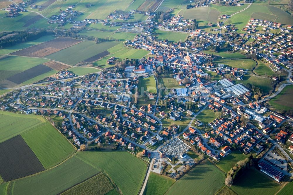 Triftern aus der Vogelperspektive: Dorf - Ansicht am Rande von Feldern in Triftern im Bundesland Bayern, Deutschland