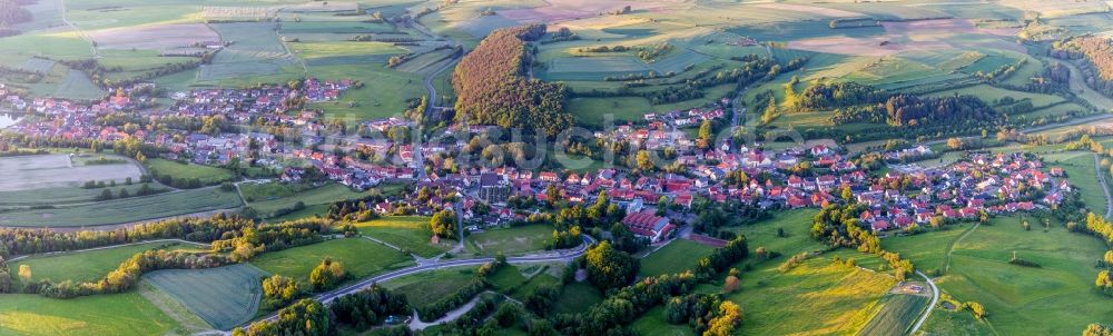 Luftaufnahme Trossenfurt - Dorf - Ansicht am Rande von Feldern in Trossenfurt im Bundesland Bayern, Deutschland