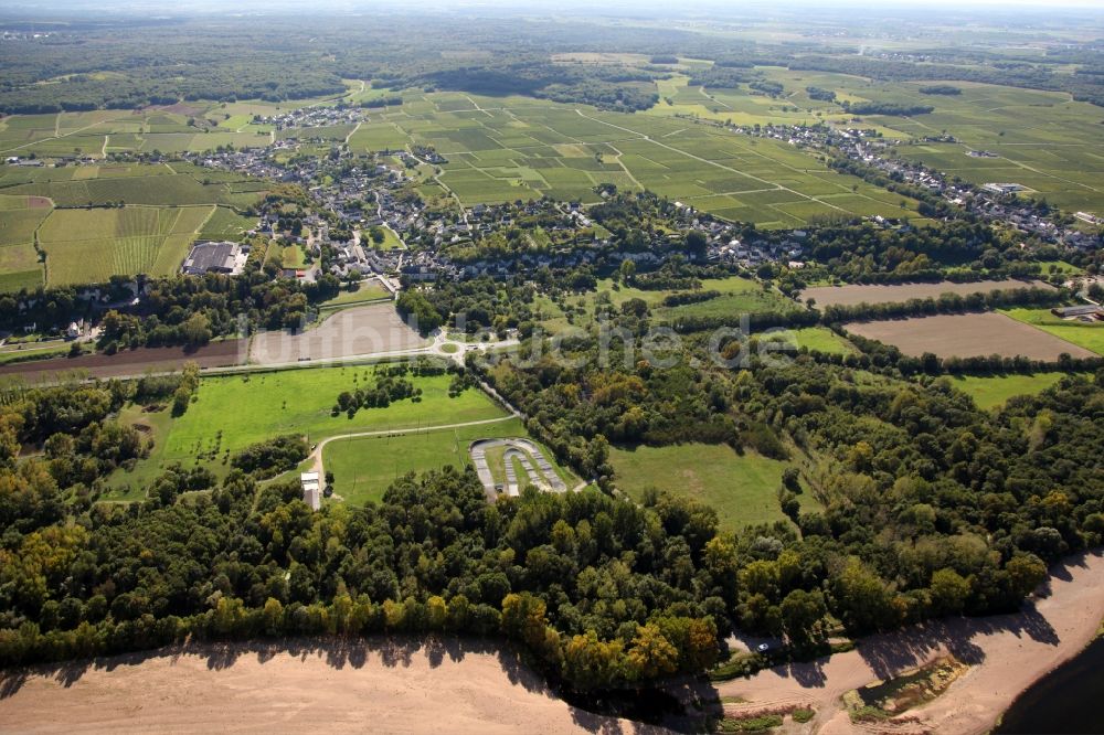 Turquant aus der Vogelperspektive: Dorf - Ansicht am Rande von Feldern in Turquant in Pays de la Loire, Frankreich