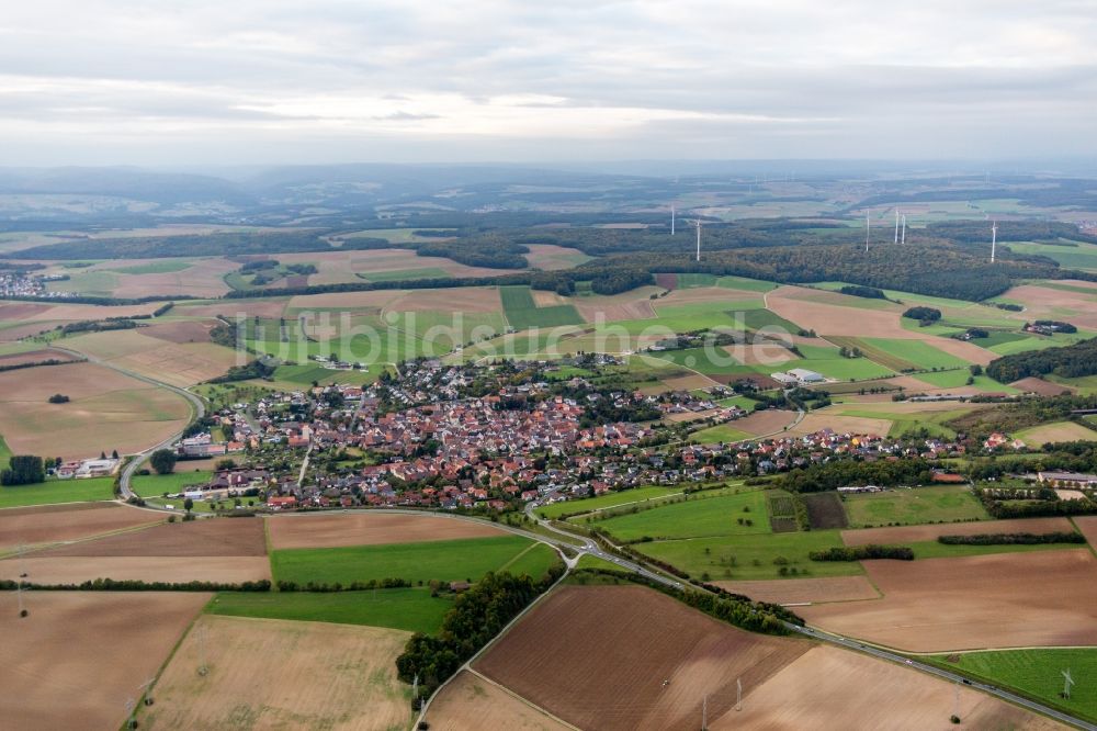 Uettingen von oben - Dorf - Ansicht am Rande von Feldern in Uettingen im Bundesland Bayern, Deutschland