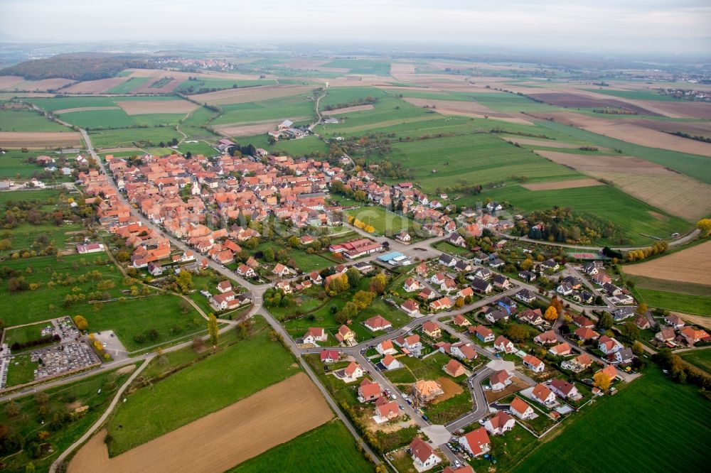 Uhrwiller von oben - Dorf - Ansicht am Rande von Feldern in Uhrwiller in Grand Est, Frankreich