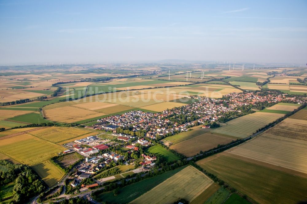 Undenheim aus der Vogelperspektive: Dorf - Ansicht am Rande von Feldern in Undenheim im Bundesland Rheinland-Pfalz, Deutschland