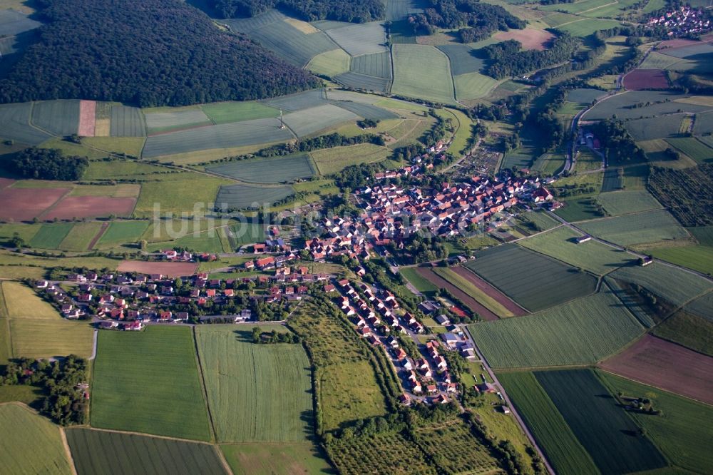 Unteraltertheim aus der Vogelperspektive: Dorf - Ansicht am Rande von Feldern in Unteraltertheim im Bundesland Bayern, Deutschland