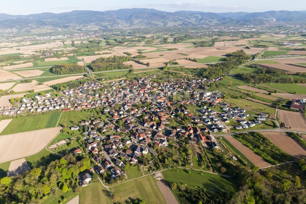 Unzhurst von oben - Dorf - Ansicht am Rande von Feldern in Unzhurst im Bundesland Baden-Württemberg, Deutschland