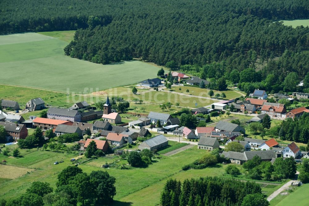 Luftaufnahme Vahrholz - Dorf - Ansicht am Rande von Feldern in Vahrholz im Bundesland Sachsen-Anhalt, Deutschland