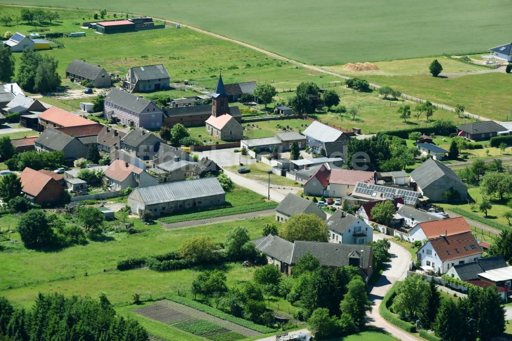 Vahrholz von oben - Dorf - Ansicht am Rande von Feldern in Vahrholz im Bundesland Sachsen-Anhalt, Deutschland