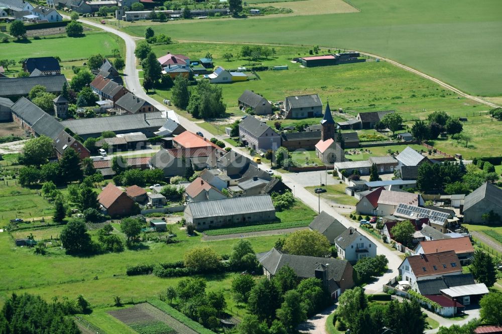 Vahrholz aus der Vogelperspektive: Dorf - Ansicht am Rande von Feldern in Vahrholz im Bundesland Sachsen-Anhalt, Deutschland