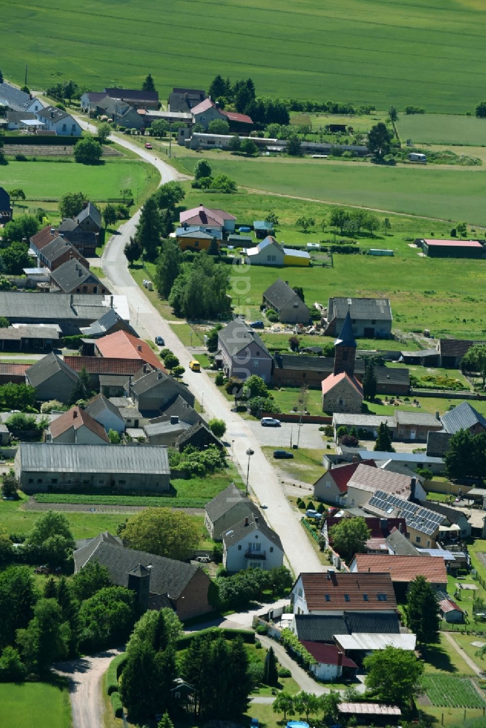 Luftbild Vahrholz - Dorf - Ansicht am Rande von Feldern in Vahrholz im Bundesland Sachsen-Anhalt, Deutschland