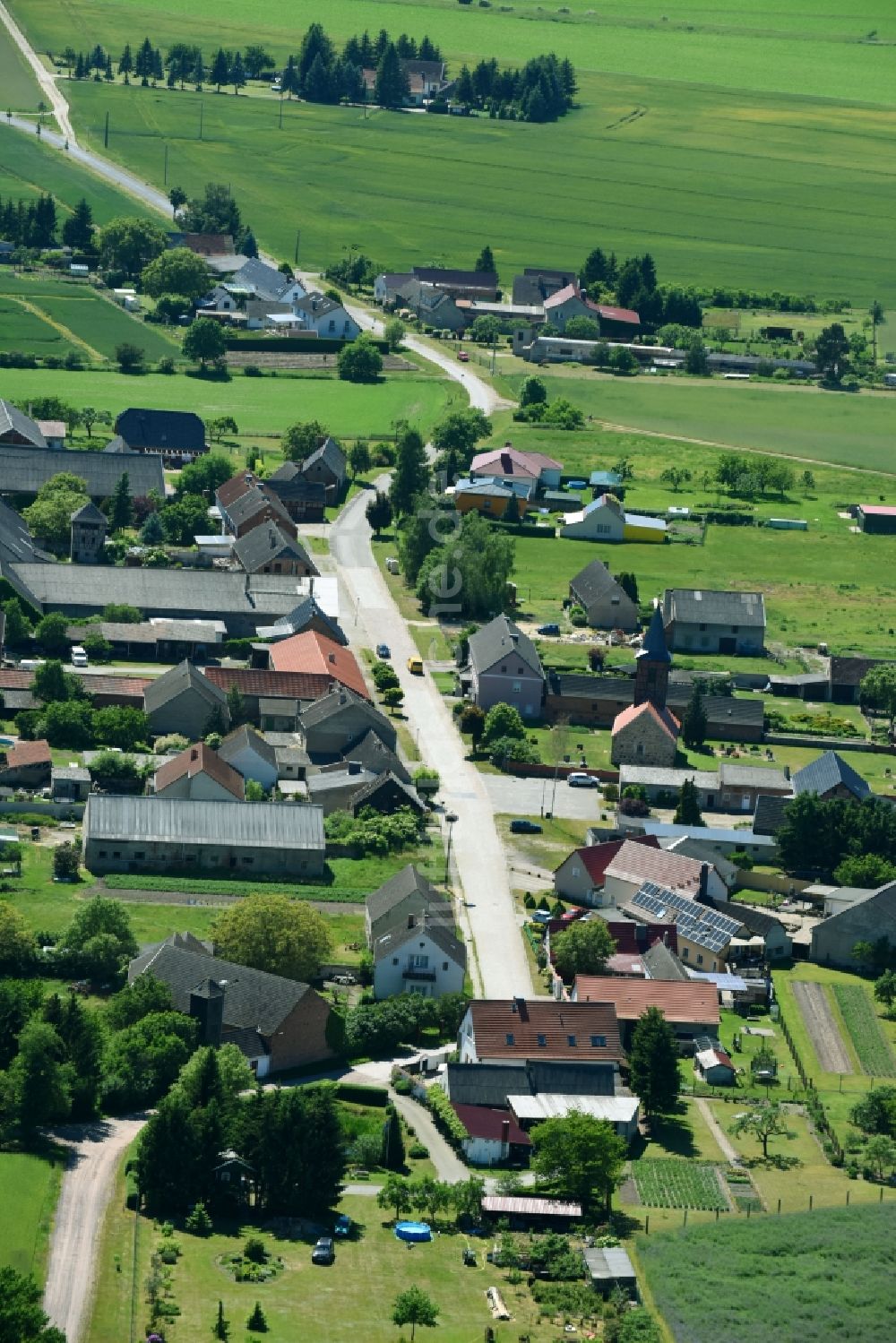 Luftaufnahme Vahrholz - Dorf - Ansicht am Rande von Feldern in Vahrholz im Bundesland Sachsen-Anhalt, Deutschland