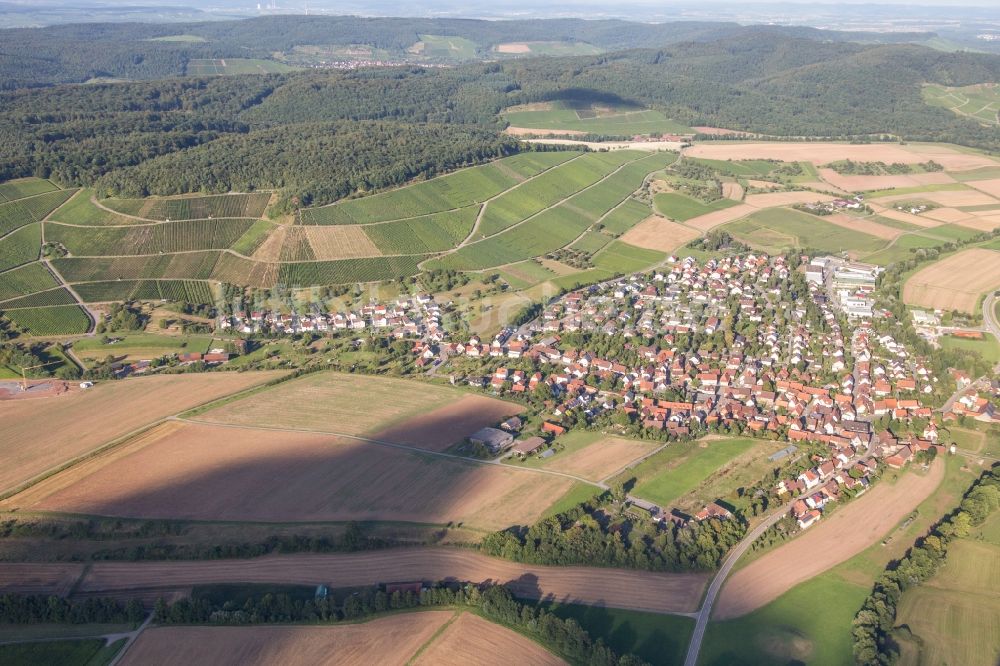 Luftaufnahme Vaihingen an der Enz - Dorf - Ansicht am Rande von Feldern in Vaihingen an der Enz im Bundesland Baden-Württemberg, Deutschland