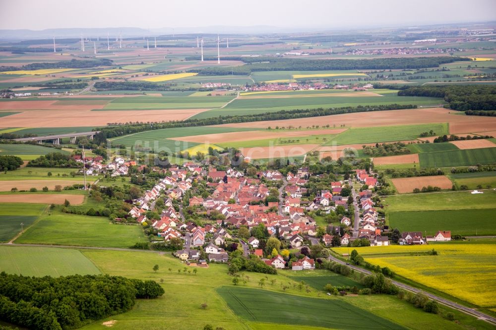 Vasbühl von oben - Dorf - Ansicht am Rande von Feldern in Vasbühl im Bundesland Bayern, Deutschland