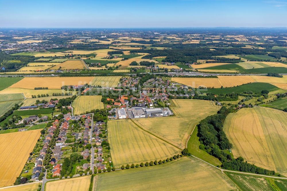 Luftaufnahme Vellern - Dorf - Ansicht am Rande von Feldern in Vellern im Bundesland Nordrhein-Westfalen, Deutschland