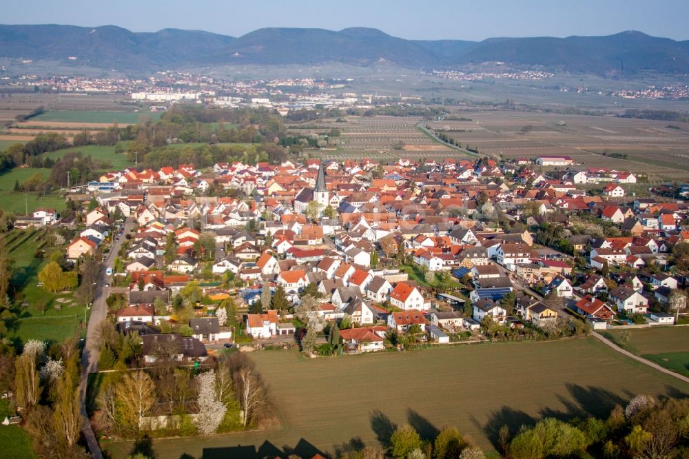 Venningen aus der Vogelperspektive: Dorf - Ansicht am Rande von Feldern in Venningen im Bundesland Rheinland-Pfalz, Deutschland