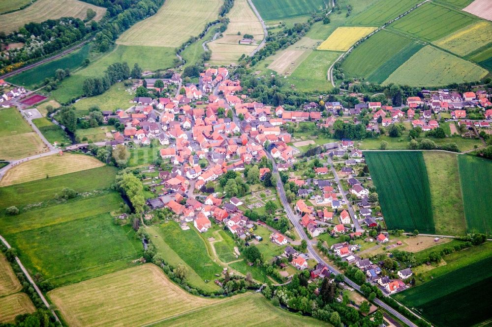 Luftbild Vernawahlshausen - Dorf - Ansicht am Rande von Feldern in Vernawahlshausen im Bundesland Hessen, Deutschland