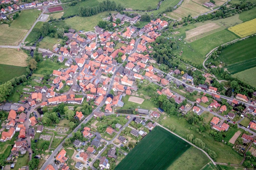 Luftaufnahme Vernawahlshausen - Dorf - Ansicht am Rande von Feldern in Vernawahlshausen im Bundesland Hessen, Deutschland