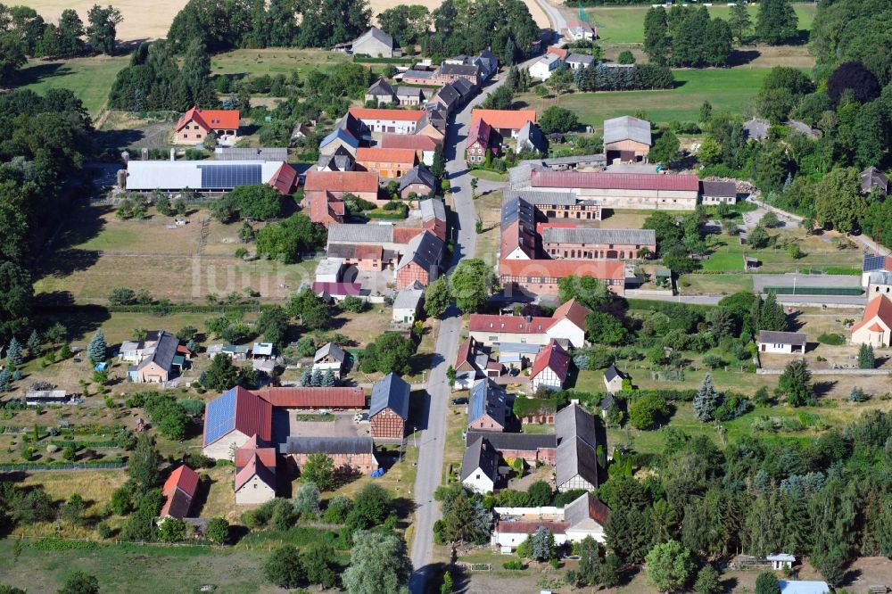 Luftbild Vienau - Dorf - Ansicht am Rande von Feldern in Vienau im Bundesland Sachsen-Anhalt, Deutschland