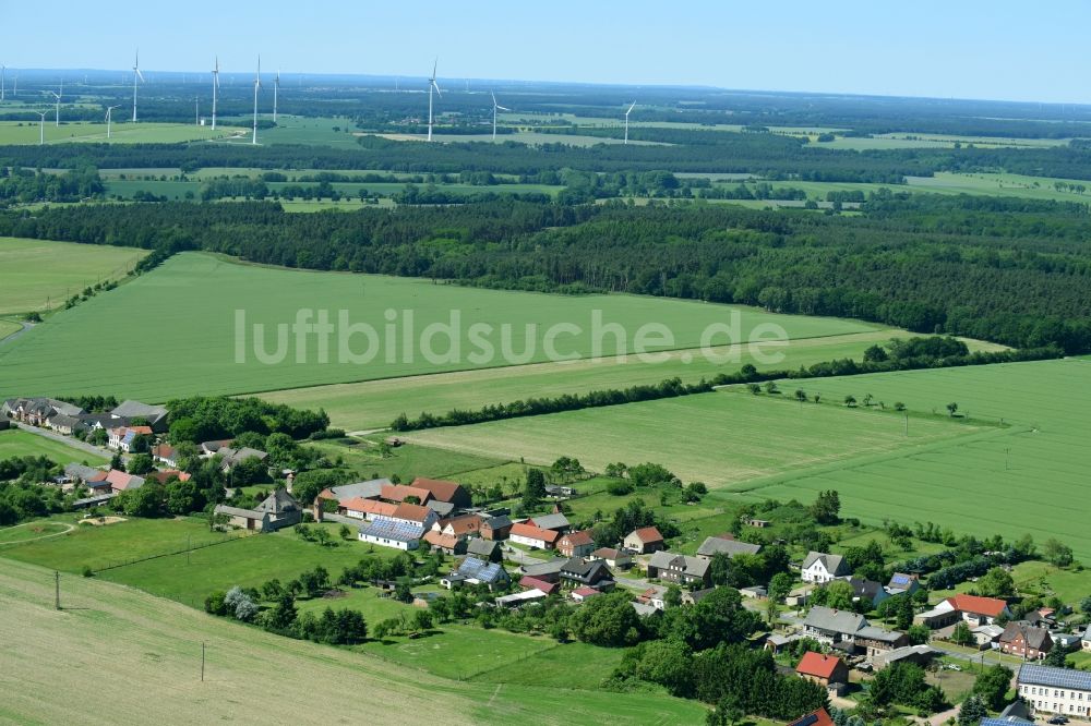 Vietzen von oben - Dorf - Ansicht am Rande von Feldern in Vietzen im Bundesland Sachsen-Anhalt, Deutschland