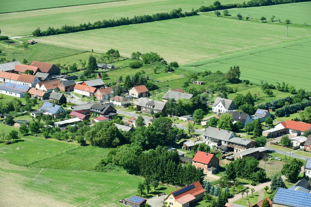 Vietzen aus der Vogelperspektive: Dorf - Ansicht am Rande von Feldern in Vietzen im Bundesland Sachsen-Anhalt, Deutschland